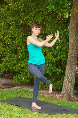 yoga pose Shiva, dışarıda çimenlerin üzerinde dans yapıyor kadın