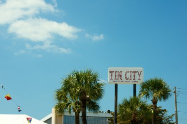 Şehir işareti kalay ve Florida palmiyeler
