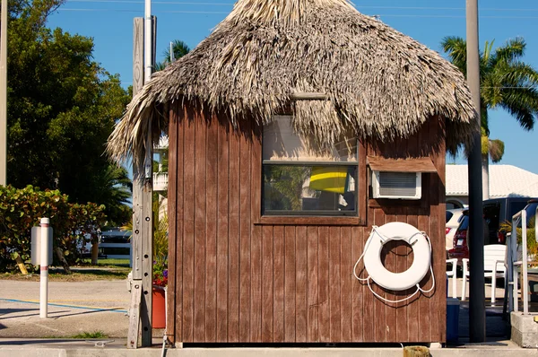 Wooden hut with grass roof in florida — Stock Photo, Image