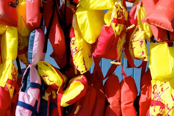 Coletes salva-vidas coloridos para velejadores — Fotografia de Stock