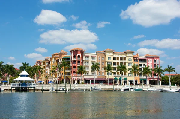 多彩的热带建筑俯瞰水 免版税图库图片