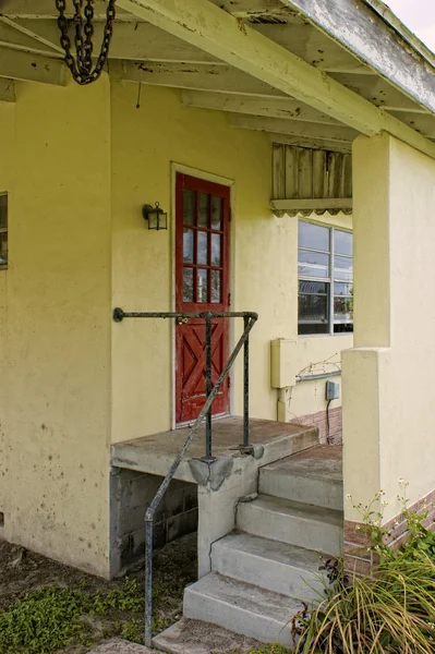 Tylne wejście do starego żółty opuszczony dom — Zdjęcie stockowe