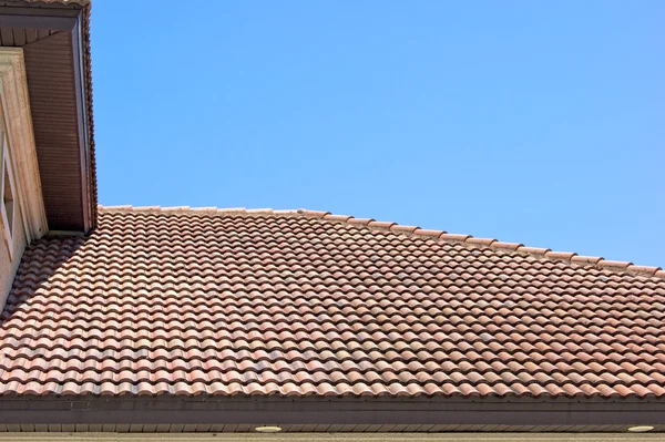 Telha de barro telhado na Flórida contra céu azul claro — Fotografia de Stock