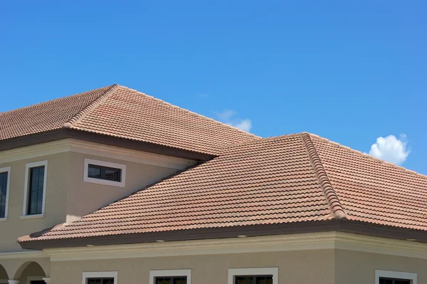 Telha de barro no telhado na Flórida contra céu azul claro — Fotografia de Stock
