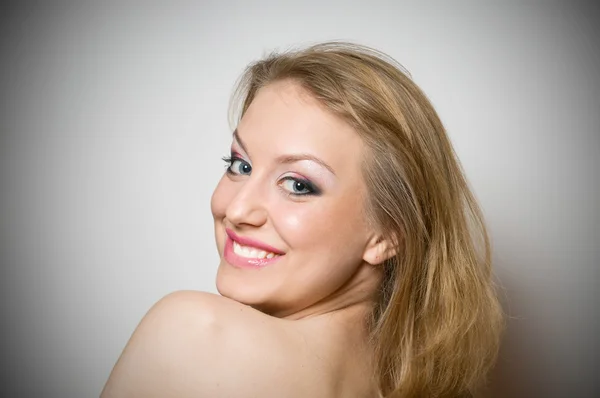 Menina loira com retrato de maquiagem — Fotografia de Stock