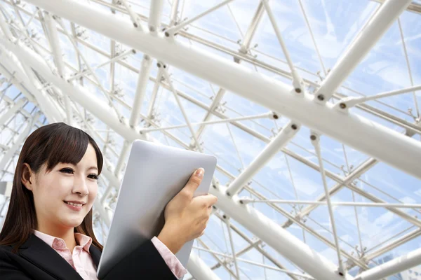 Affärskvinna som håller TabletPC i det moderna kontoret — Stockfoto
