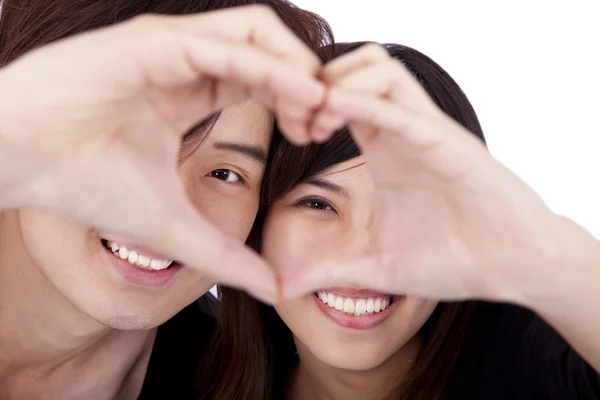 Šťastný pár tvoří srdce dotykem rukou dohromady — Stock fotografie
