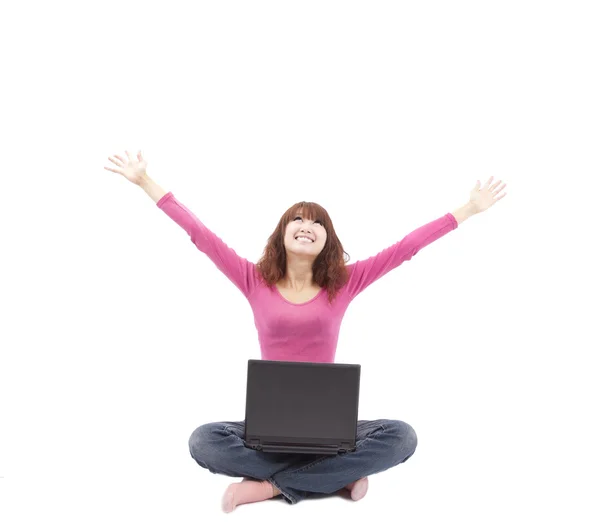Ευτυχισμένος κορίτσι που κάθεται και χρησιμοποιώντας ένα φορητό υπολογιστή — Φωτογραφία Αρχείου
