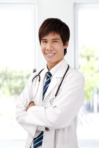 Asiático jovem médico com estetoscópio — Fotografia de Stock