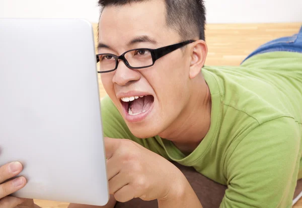 Joyeux jeune homme avec ordinateur tactile — Photo