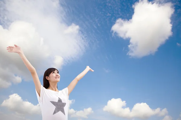 Счастливая молодая женщина смотрит облака и небо — стоковое фото