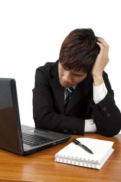 Homem de negócios jovem que tem stress ou uma dor de cabeça — Fotografia de Stock
