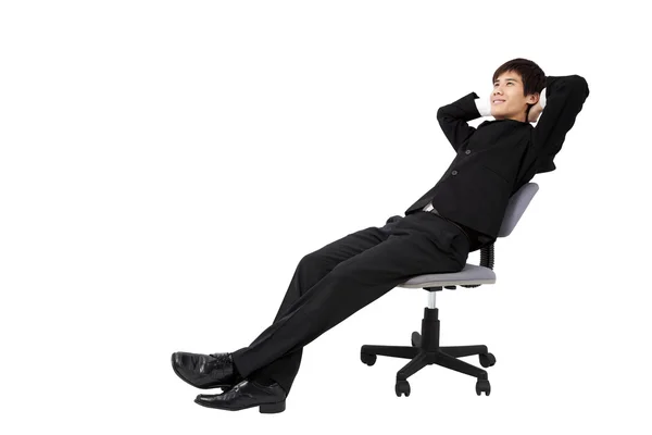 Портрет розслабленого молодого бізнесмена, сидячого на стільці і ізольованого — стокове фото