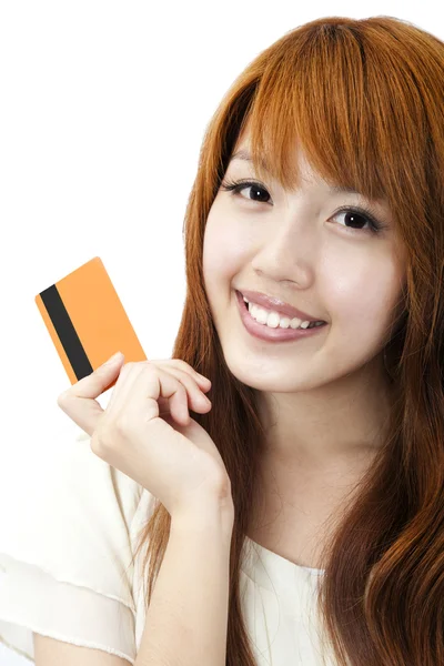 Retrato da bela menina feliz segurando um cartão de crédito para fazer compras — Fotografia de Stock