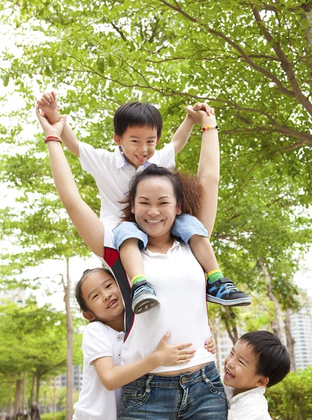 快乐亚洲母亲与她的女儿和儿子 — 图库照片