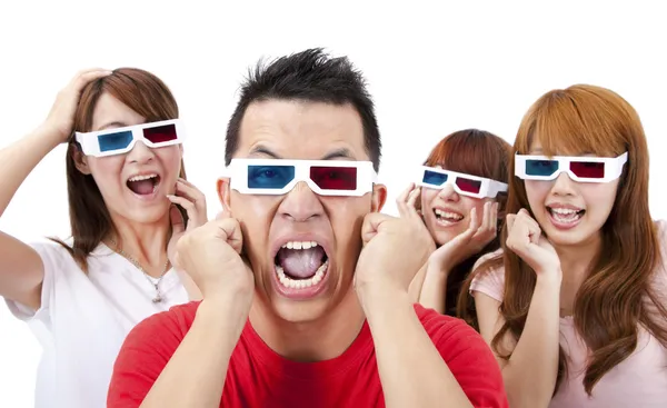 Förvånade unga i 3d glasögon och titta på en film — Stockfoto