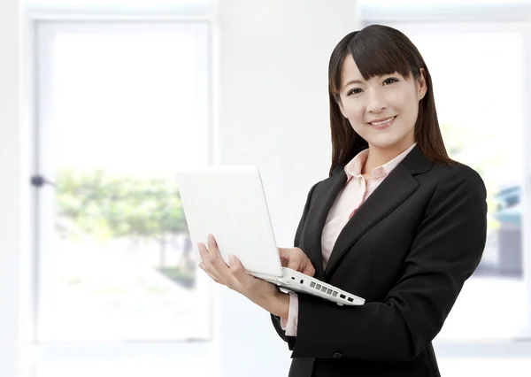Junge Geschäftsfrau mit Laptop im Büro — Stockfoto