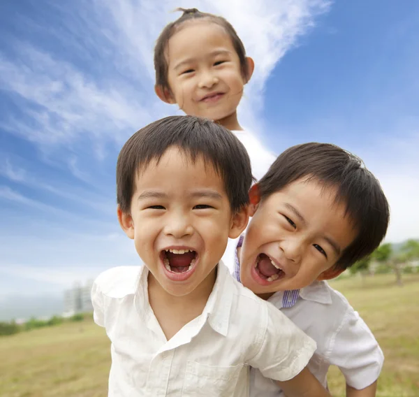 Retrato de crianças felizes ao ar livre — Fotografia de Stock