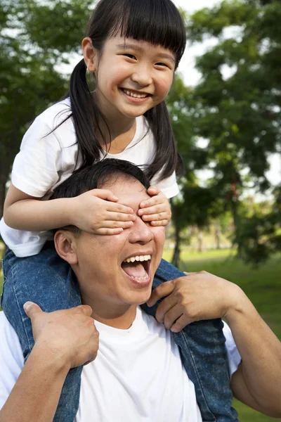 快乐的小女孩和她的父亲 — 图库照片