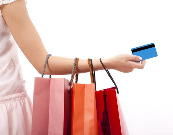 Mano de mujer sosteniendo bolsas de compras y tarjeta de crédito — Foto de Stock
