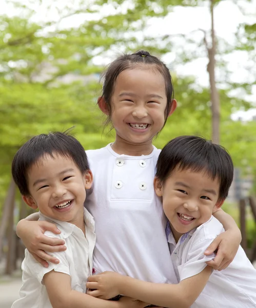 Glada asiatiska barn — Stockfoto