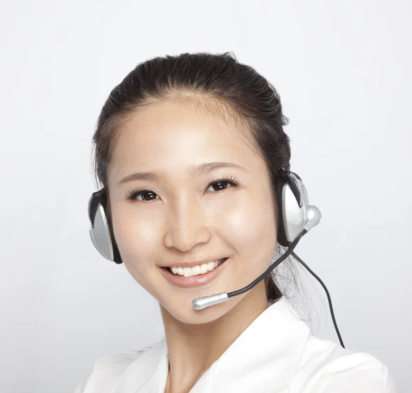 Retrato de hermosa asiática representante del cliente con auriculares — Foto de Stock