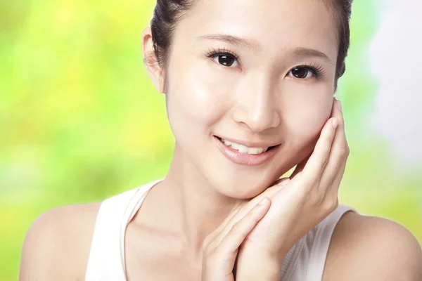 Schöne asiatische junge Frau mit Hautpflege — Stockfoto