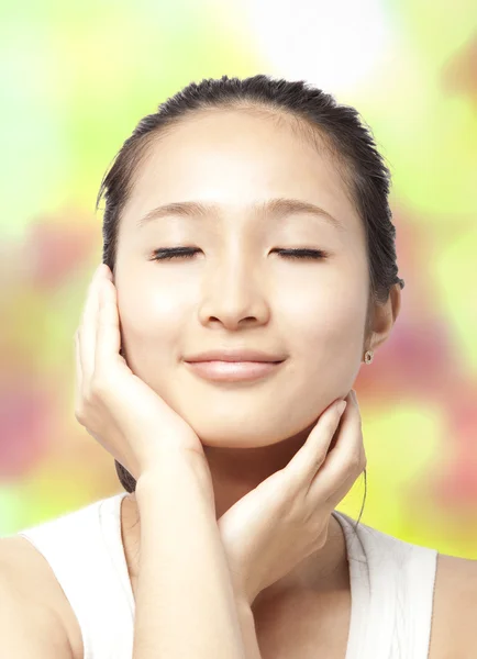 Hermosa mujer asiática cara con cuidado de la piel concepto — Foto de Stock