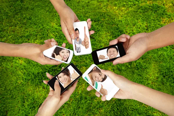 Sociala nätverk på smarta telefonen för ung grupp — Stockfoto