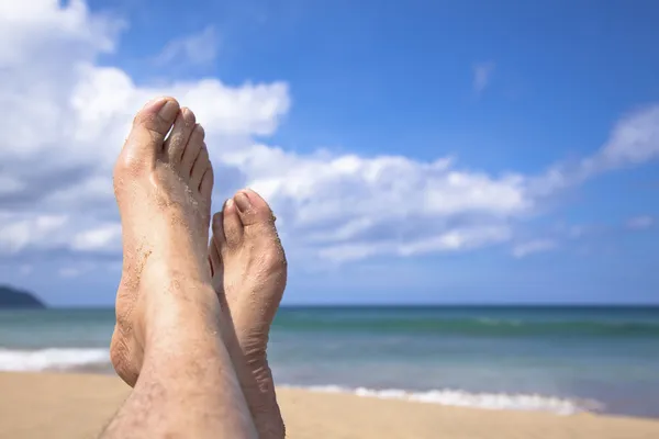 Ligga på stranden titta på mina fötter och njuta av sommarlovet — Stockfoto
