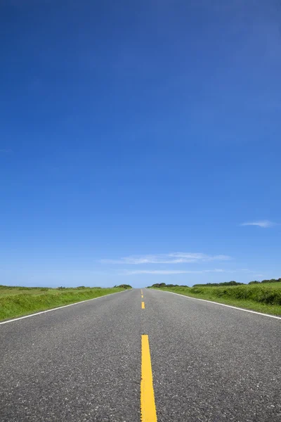 Estrada vazia e céu azul — Fotografia de Stock