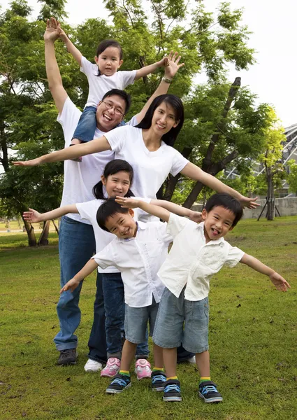 Feliz asiático família no o parque — Fotografia de Stock