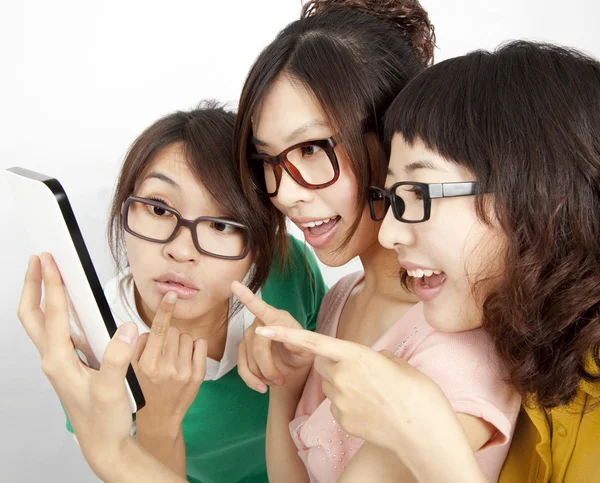 Три студента с сенсорным экраном планшетного компьютера — стоковое фото