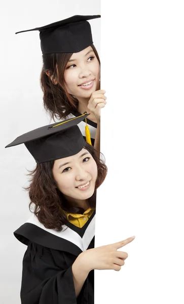 Gruppo di laureati in possesso di un banner in bianco — Foto Stock