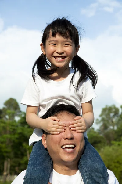 Счастливая семья в парке. девочка и ее отец — стоковое фото