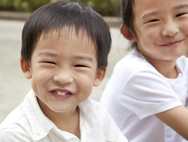 Asyalı erkek ve kız gülümseyerek — Stok fotoğraf