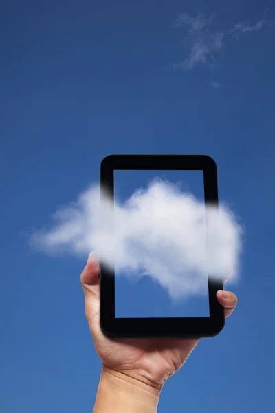 Ручной планшетный компьютер и облачный фон — стоковое фото