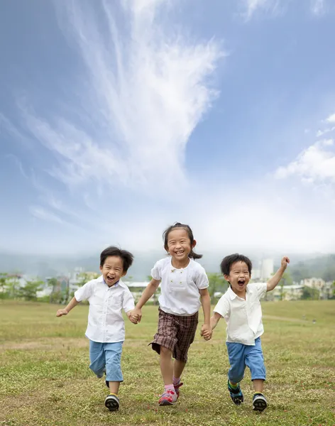Счастливого бега азиатских детей — стоковое фото
