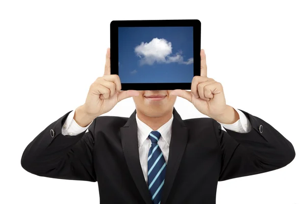 Uśmiechający się biznesmen posiadania komputera typu tablet oraz koncepcja myślenia chmura — Zdjęcie stockowe