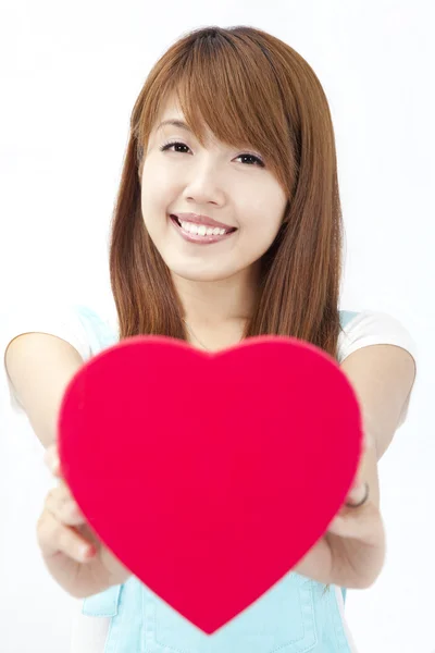 Красивая азиатская девушка дарит красное сердце подарочную коробку — стоковое фото