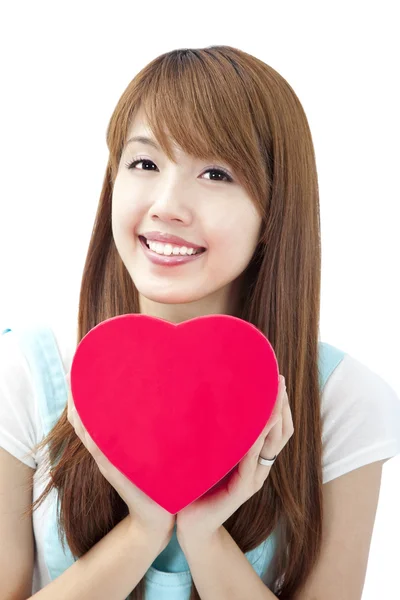 Schöne junge Frau mit rotem Herzen Geschenkbox — Stockfoto