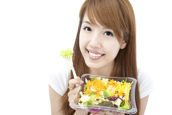 Mulher jovem sorrindo e segurando legumes e salada — Fotografia de Stock