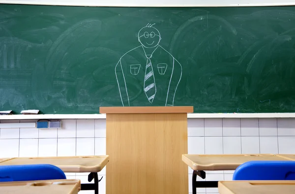 Desenhe o professor no quadro negro na sala de aula da escola — Fotografia de Stock