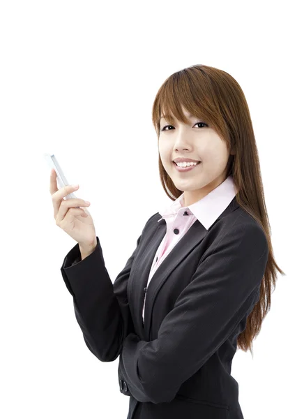 Sonriente joven empresaria sosteniendo teléfono móvil inteligente —  Fotos de Stock