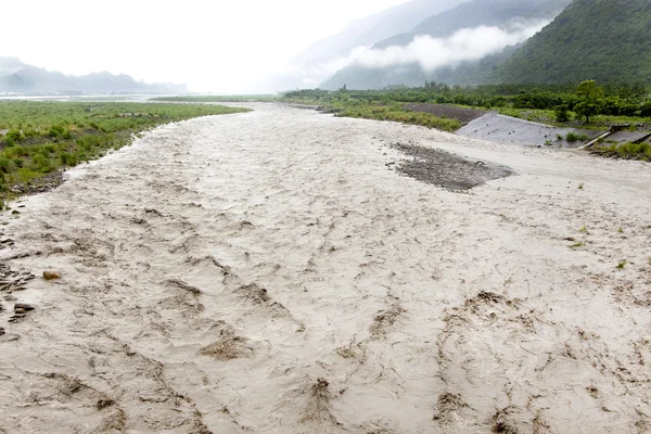 Overstromingen rivier na zware regenval — Stockfoto