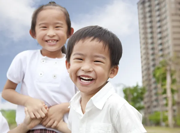 Crianças felizes no parque da cidade — Fotografia de Stock