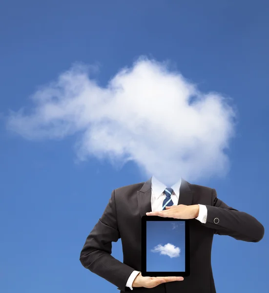 Empresario con concepto de pensamiento en la nube y la celebración de la tableta PC —  Fotos de Stock