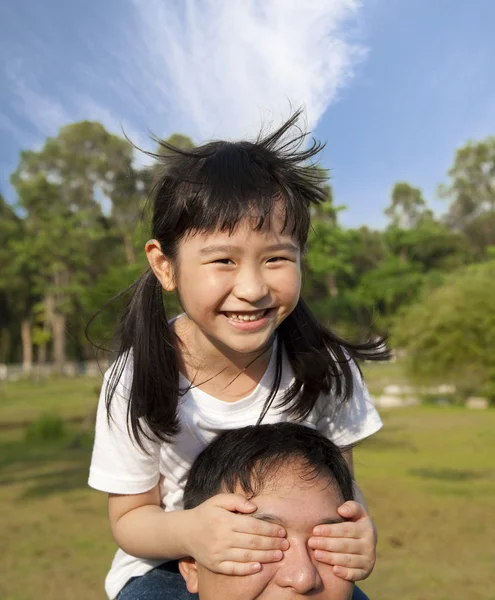 Sevimli küçük kız ve babası — Stok fotoğraf