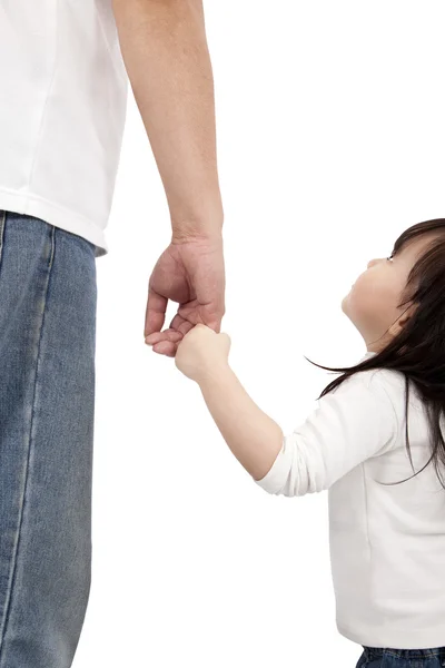 Девочка смотрит на своего отца и держит его за руку — стоковое фото