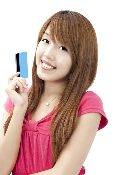 Улыбающаяся азиатка держит кредитку — стоковое фото